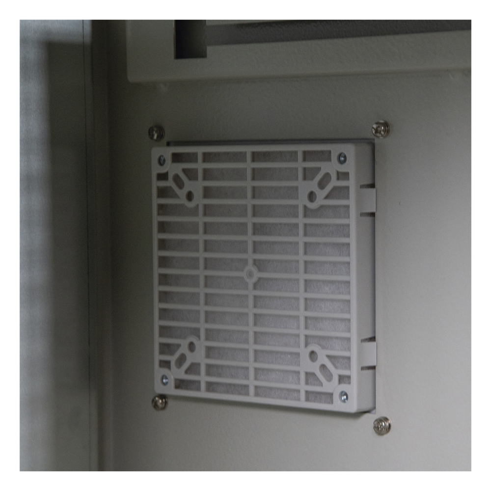 Gabinete Ventilado de Acero IP55 Uso en Exterior (593 x 609 x 399 mm) con Placa Trasera Interior Metálica y Compuerta Inferior Atornillable. Incluye Ventilador, Ventilas, filtros, Terminal de Tierra Física, Chapas y Ll