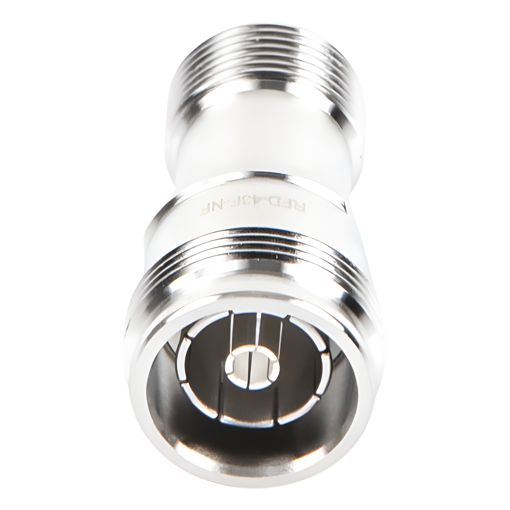 Adaptador en Línea de Conector 4.3-10 Macho a N Hembra, Bronce Blanco/ Plata/ Teflón.